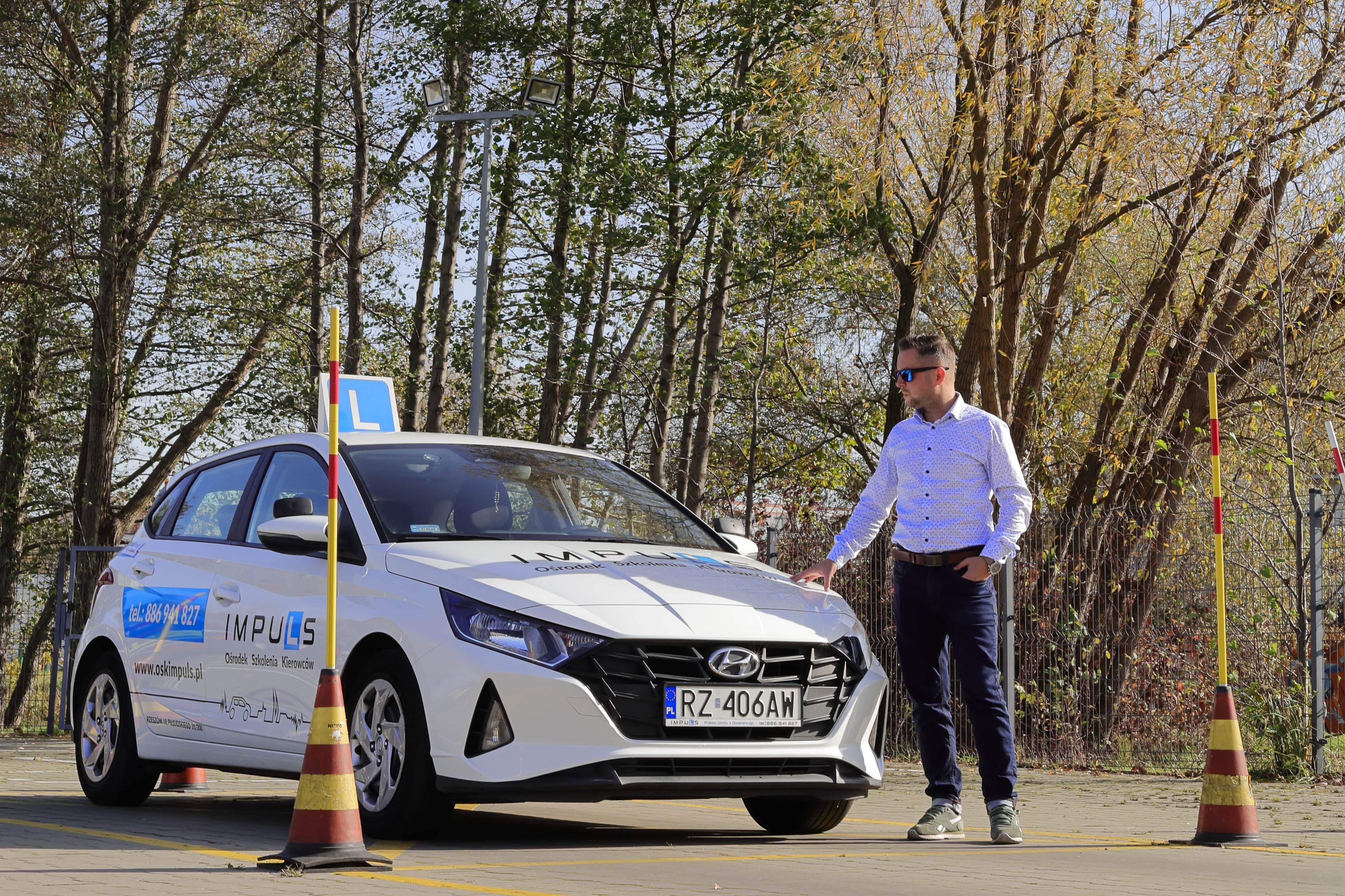 Dariusz Sowa – instruktor OSK Impuls przy samochodzie szkoleniowym
