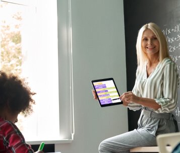 professora usando tablet em sala de aula