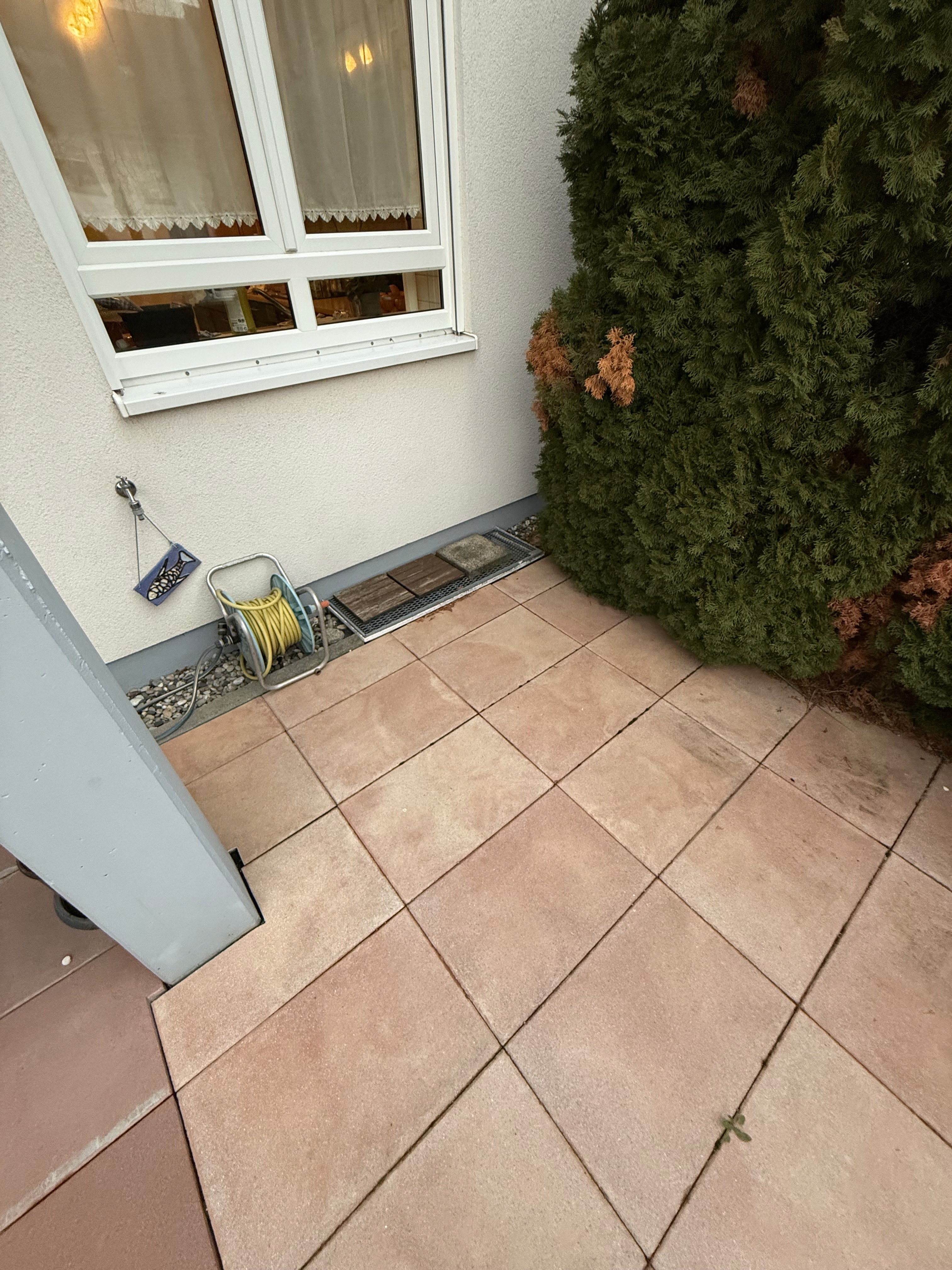 A man stading with Surfboard