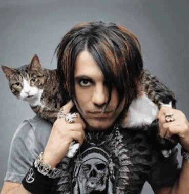 Criss Angel with a cat on his shoulders.