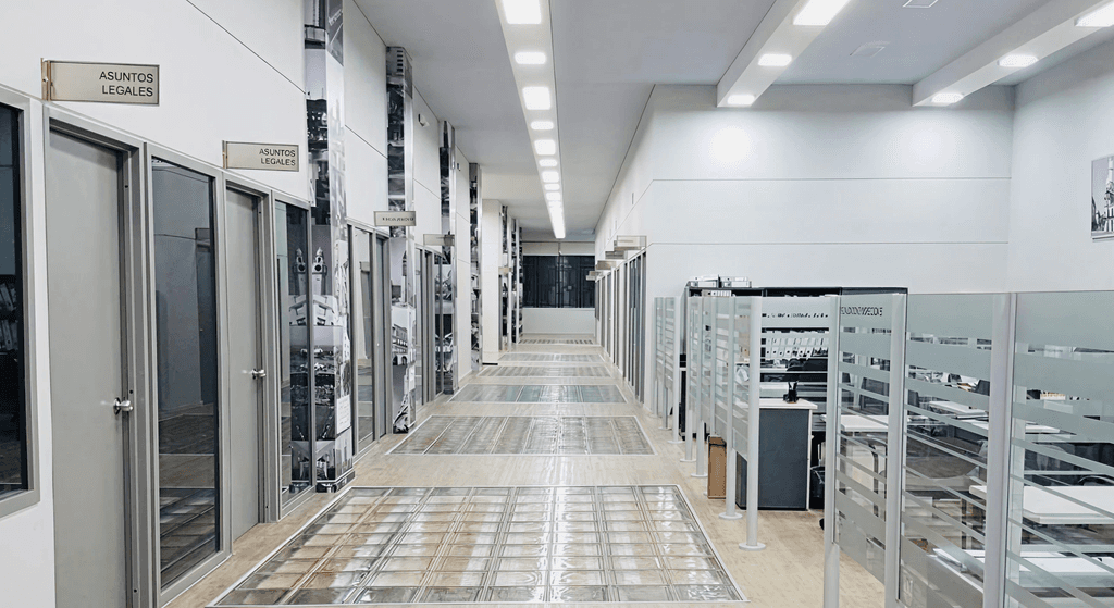 Pasillo moderno de oficinas con puertas de vidrio y buena iluminación