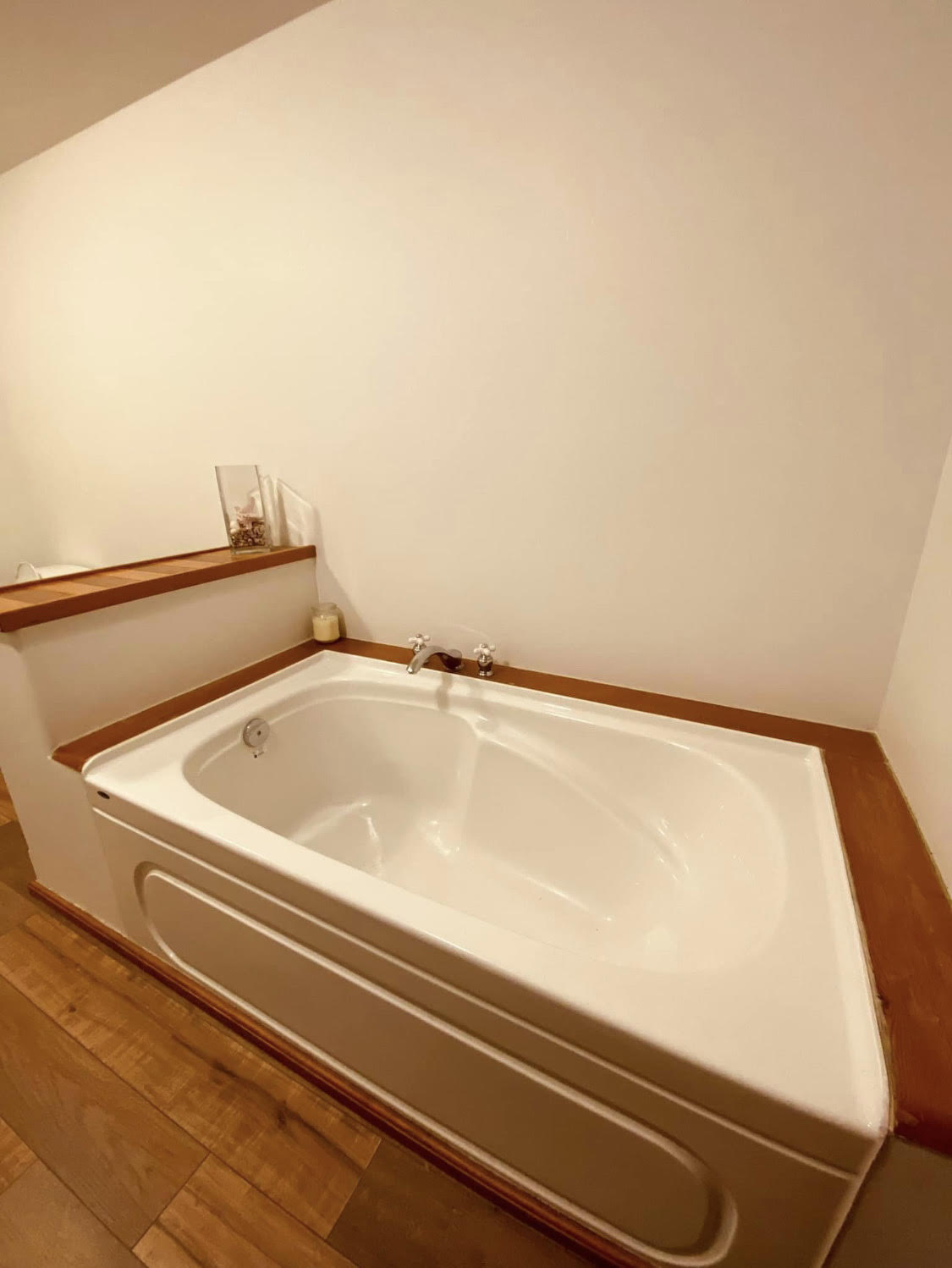 Bathtub in fishing lodge in Zeballos