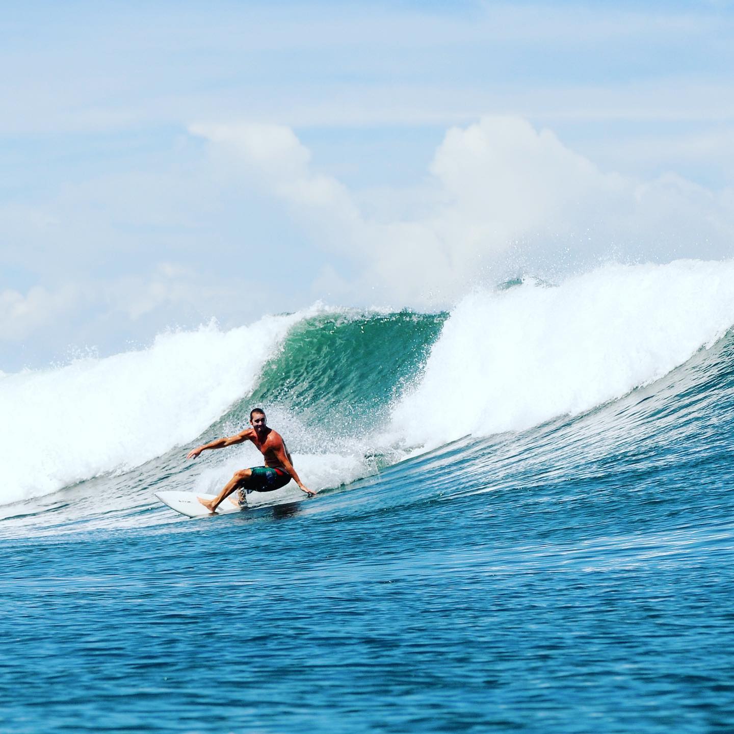 Man surfing on a wave – surfboard rental in chiriqui.