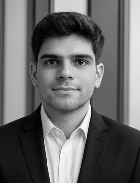 Portrait of Demian Esser, Founding Partner at Pedralbes Partners, wearing a suit and looking at the camera.