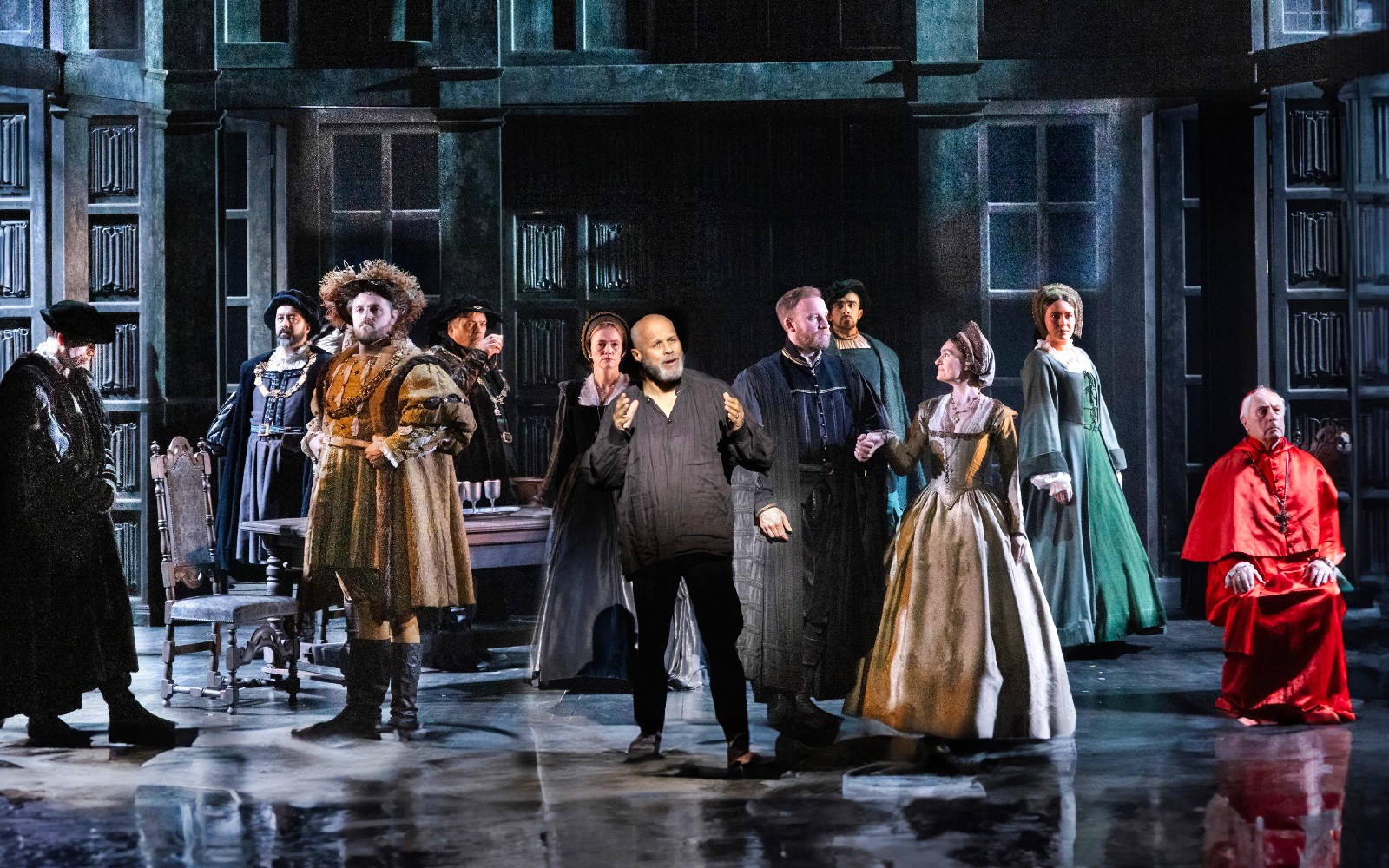 《万世师表》舞台剧,演员身着时代戏服表演。