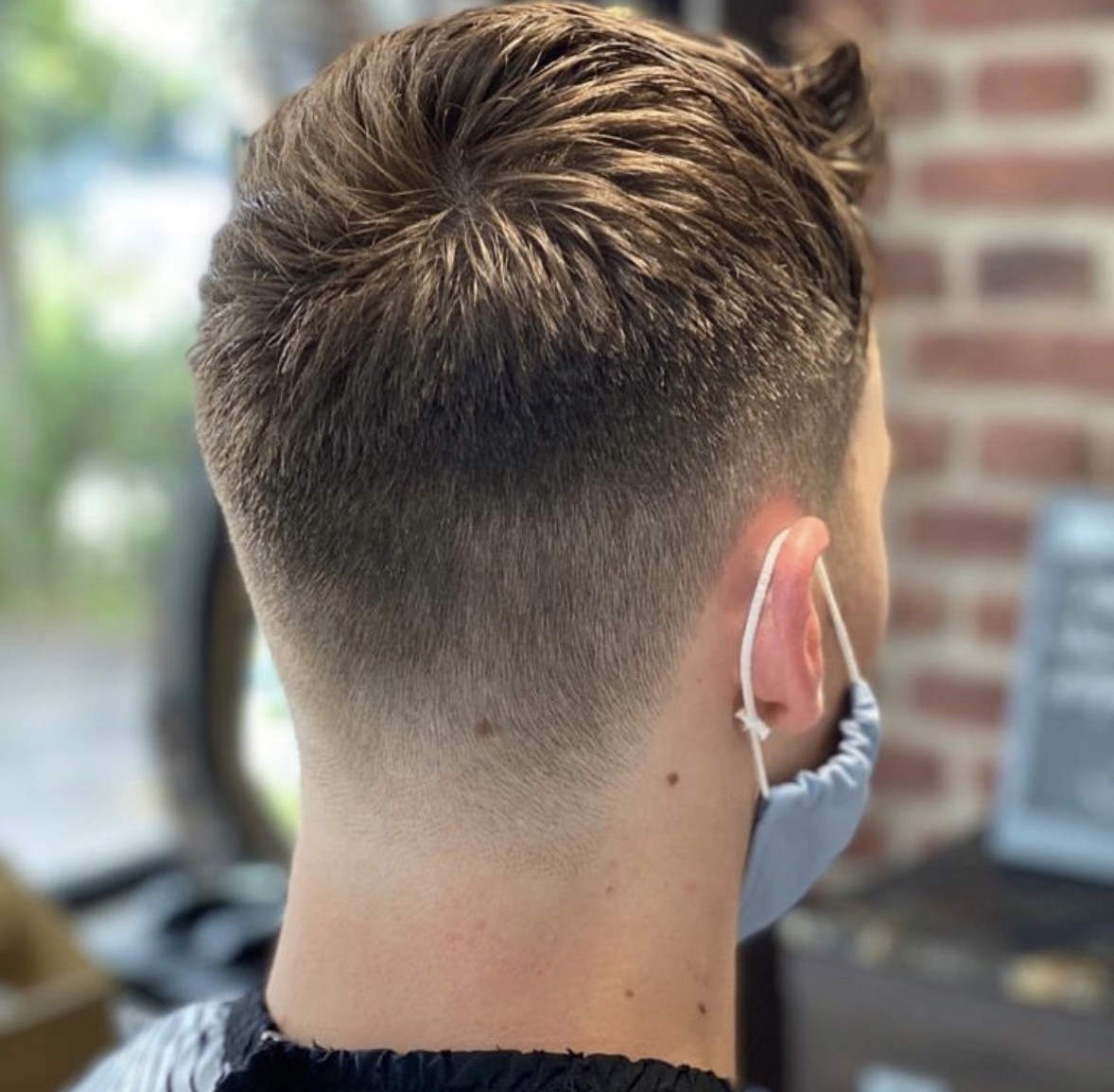 Moderner Fade mit sauberen Konturen