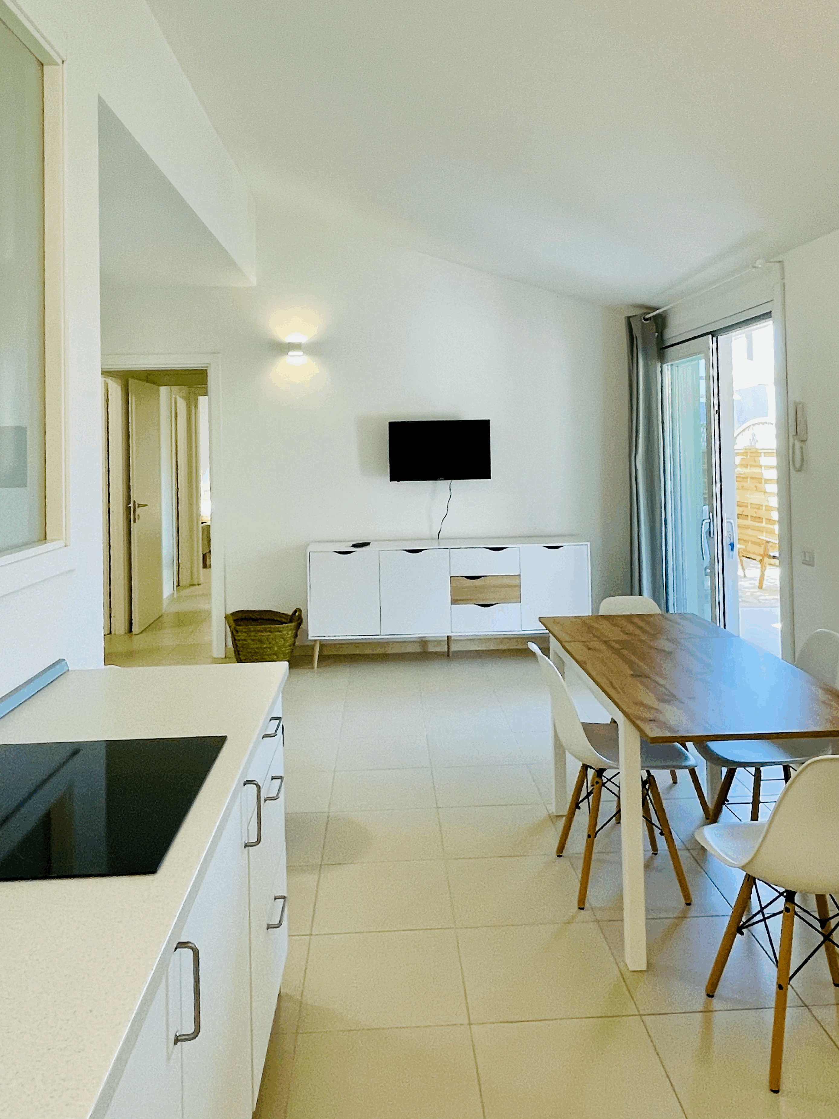 Salone del Trilocale Shardana Standard con tavolo e accesso esterno