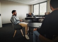 4 Personen unterhalten sich im Büro