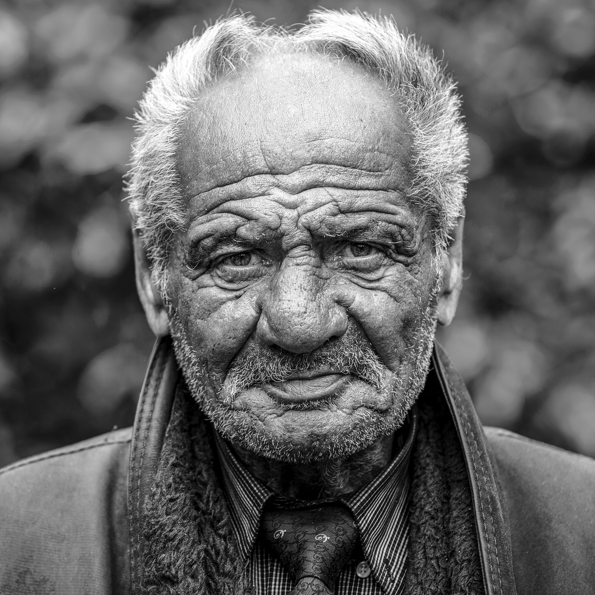 Frederic Bourcier, photographe documentaire, réalise des portraits d’un sans domicile fixe qui vient régulièrement lui rendre visite à son atelier. A travers ces photos, on peut voir les saisons , son humeur et surtout son état de fatigue.