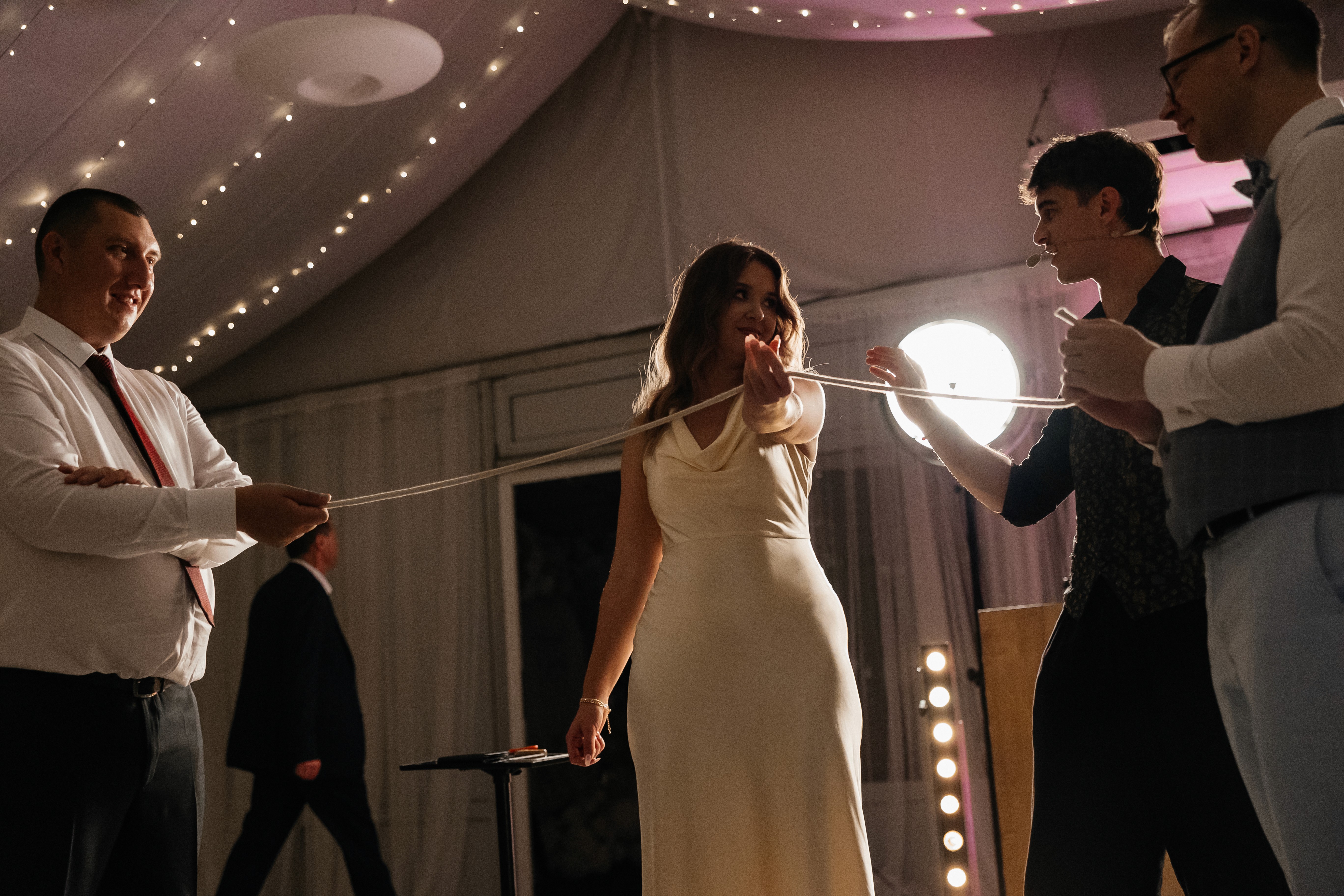 Filip Niezapomnisz iluzjonista na weselu robi pokaz dla gości