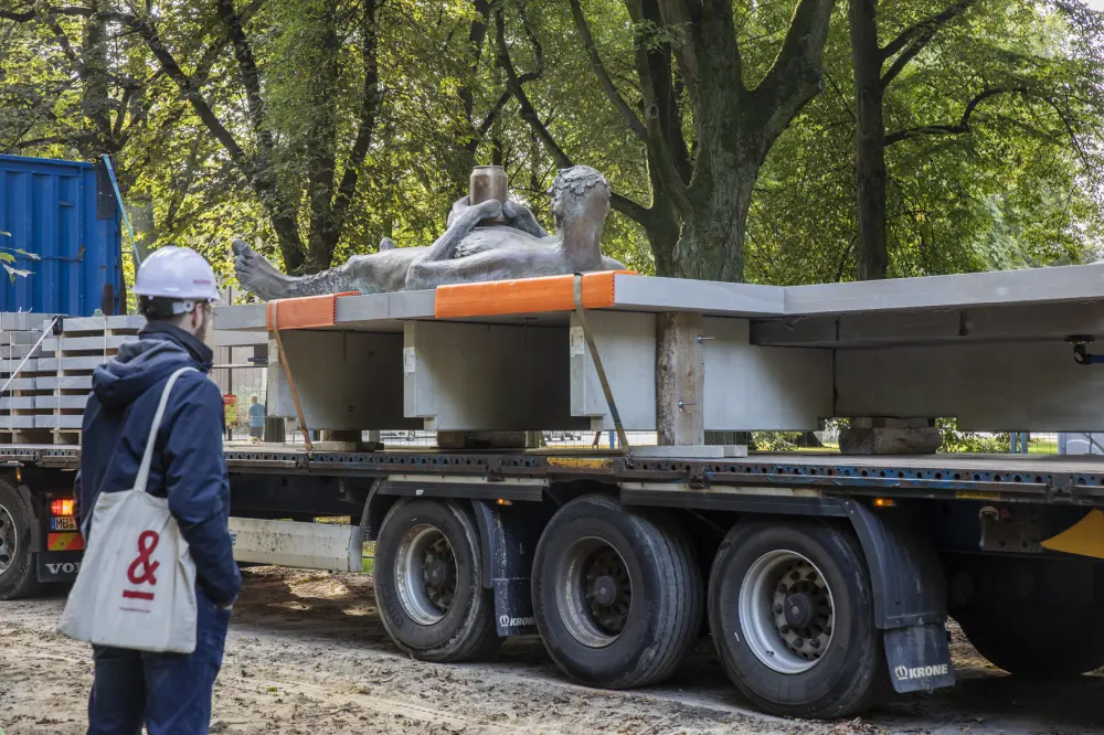 Isometrische Zeichnung eines Bauprojekts mit mehreren Gebäuden und markierten Strukturen in Rot