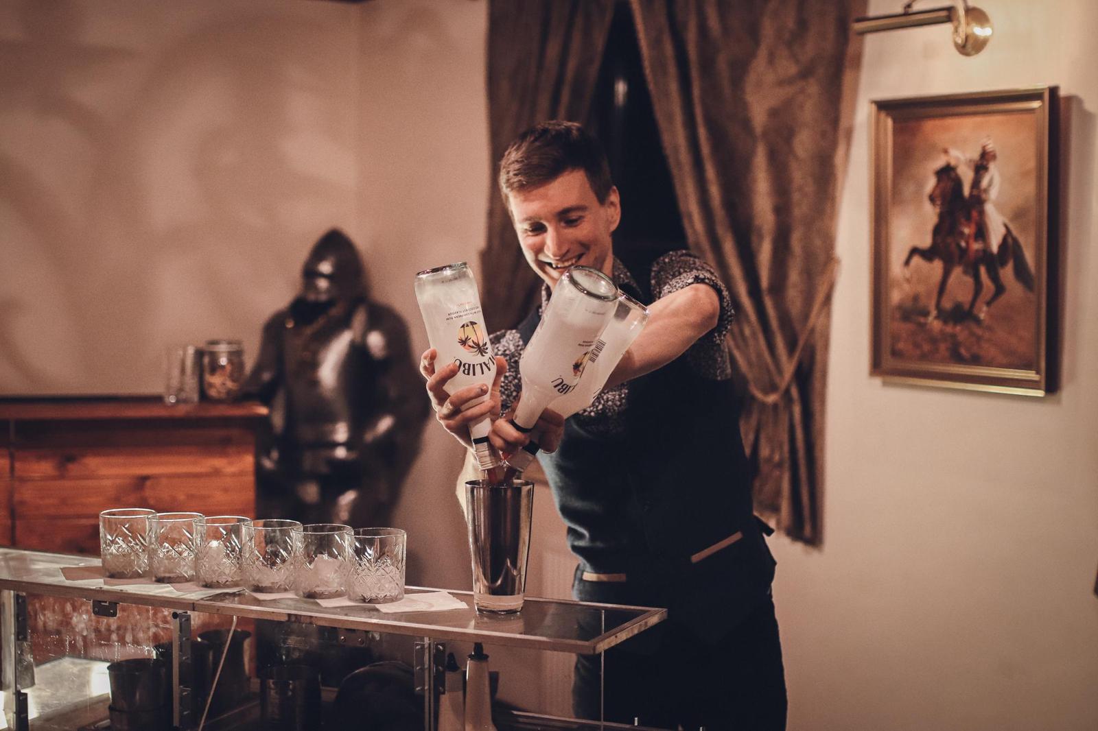 barman na wesele wicemistrz polski flair filip ciszkowski wykonuje pokaz barmanski na weselu