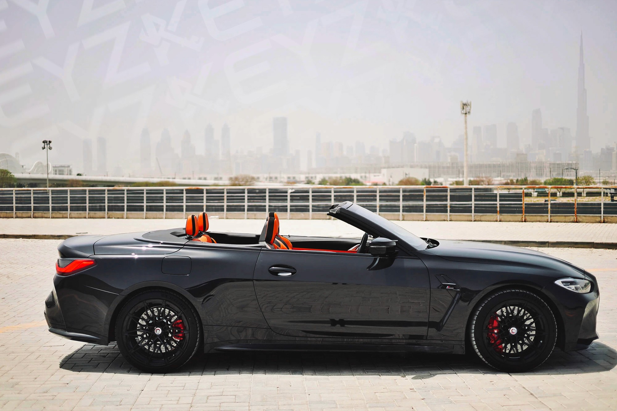 Vue extérieure profil BMW M4 Competition Cabriolet Noir – Location Sportive à Dubaï | Keyz Rent