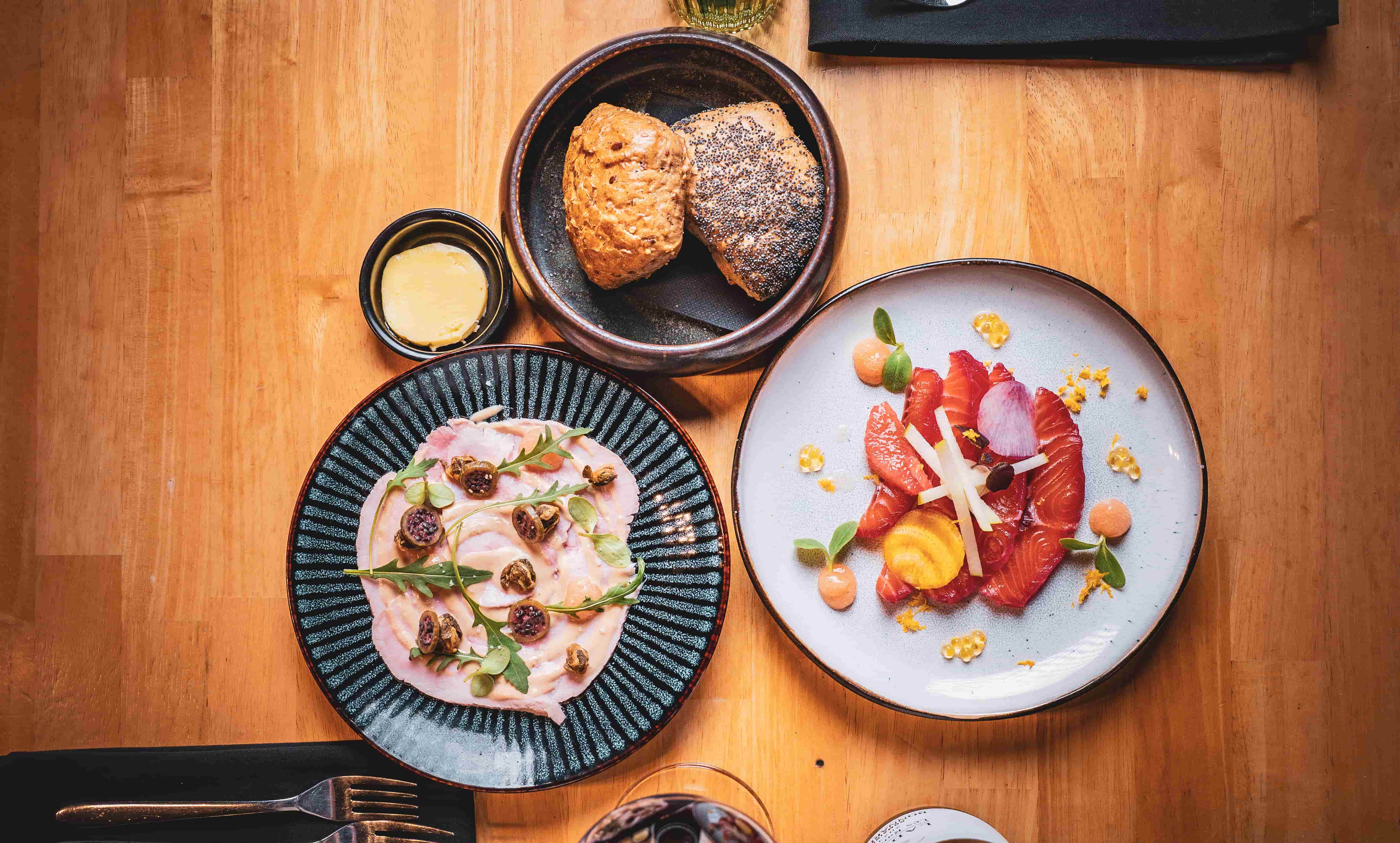 Assortiment de plats de saison colorés et créatifs dans notre restaurant bistronomique à Chimay