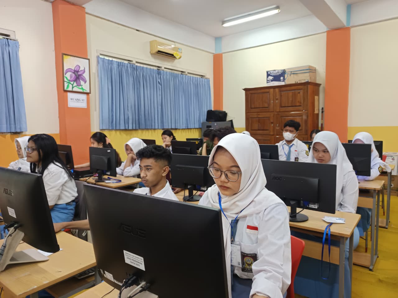 Kepala SMA Dr. Soetomo memberikan pengarahan dalam kegiatan rapat kerja dan workshop