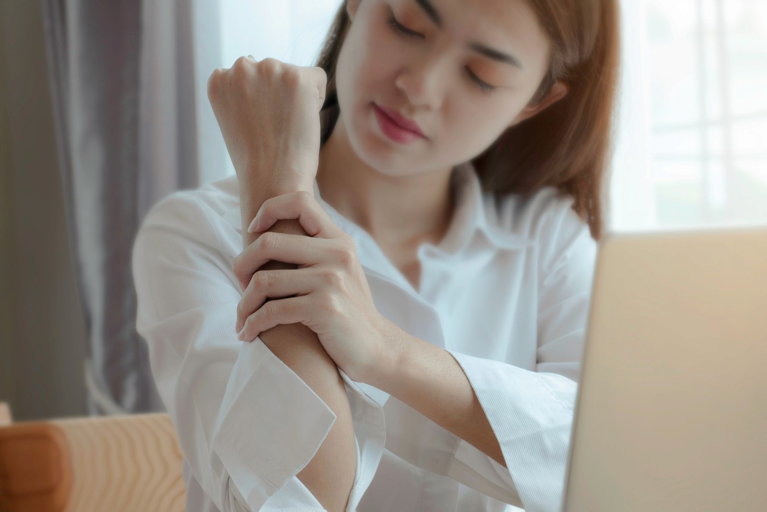 D&O保險頁面配圖:高級董事坐於辦公室內,象徵企業決策、管理責任及董事高管責任風險保障 / D&O insurance page image of a senior executive seated in an office, representing corporate decision-making, management responsibility and directors and officers liability protection