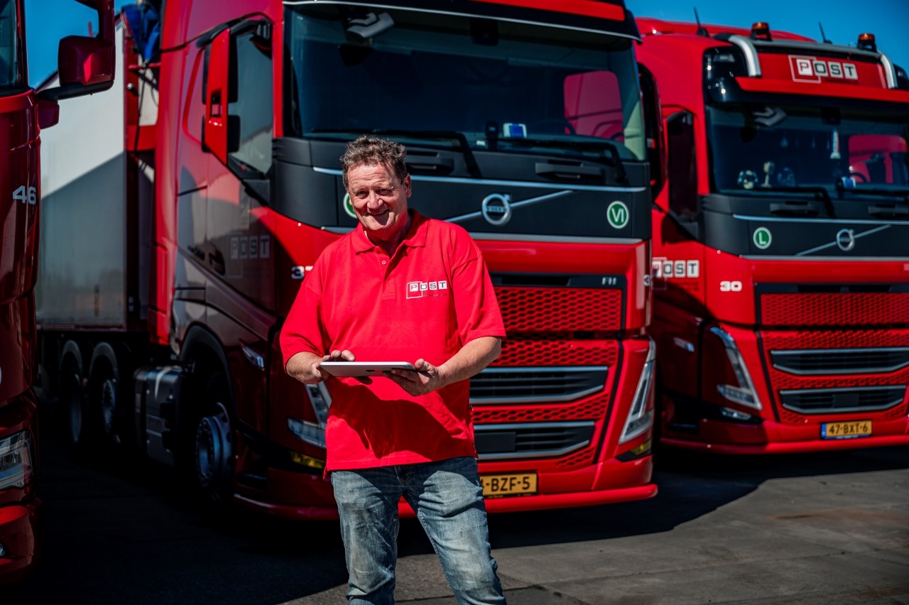 chauffeur van post handel en transport met ipad voor de vrachtwagens