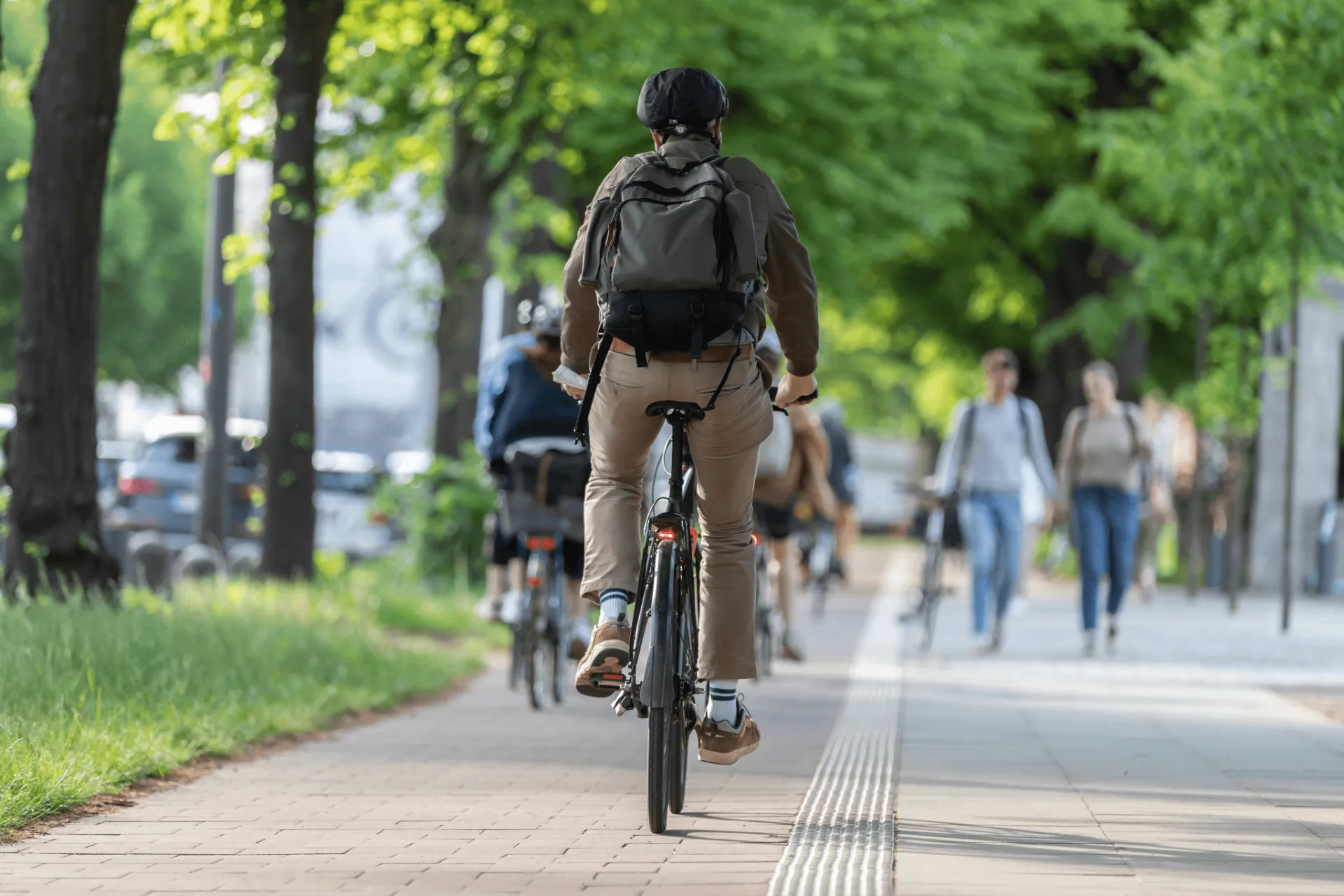 Nachhaltige urbane Mobilität: Ein Radfahrer fährt sicher auf einem gut ausgebauten Fahrradweg in der Stadt.
