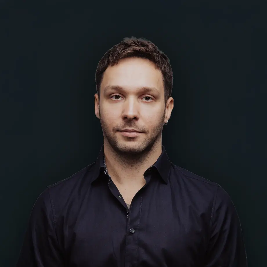 Tom Bician, Creative Director – Porträt im dunklen Hemd.