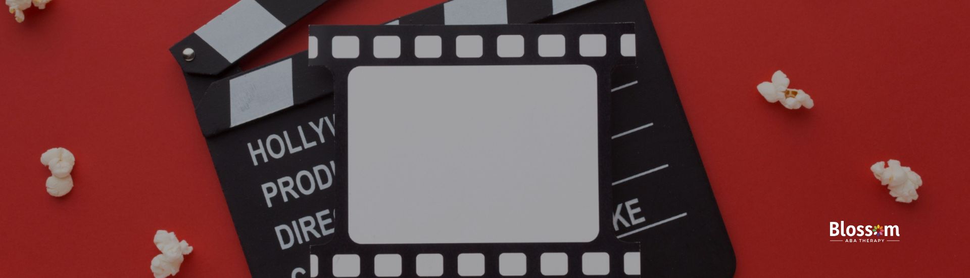 Dan Aykroyd, un actor sospechado de autismo, usando gafas de sol y camiseta gráfica y chaleco al aire libre.