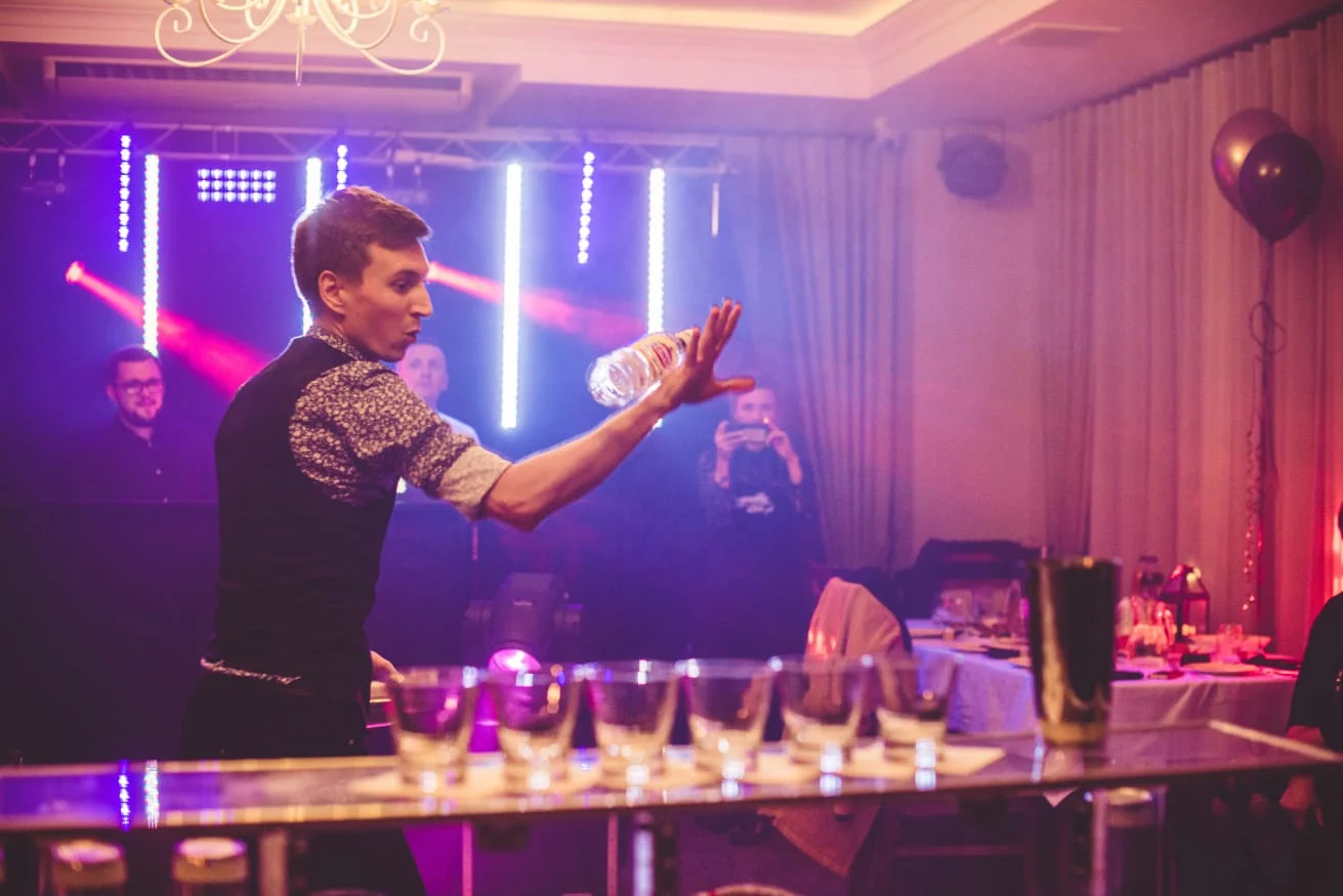 Mobilny drink bar na weselu, przyciągający uwagę gości swoim show.