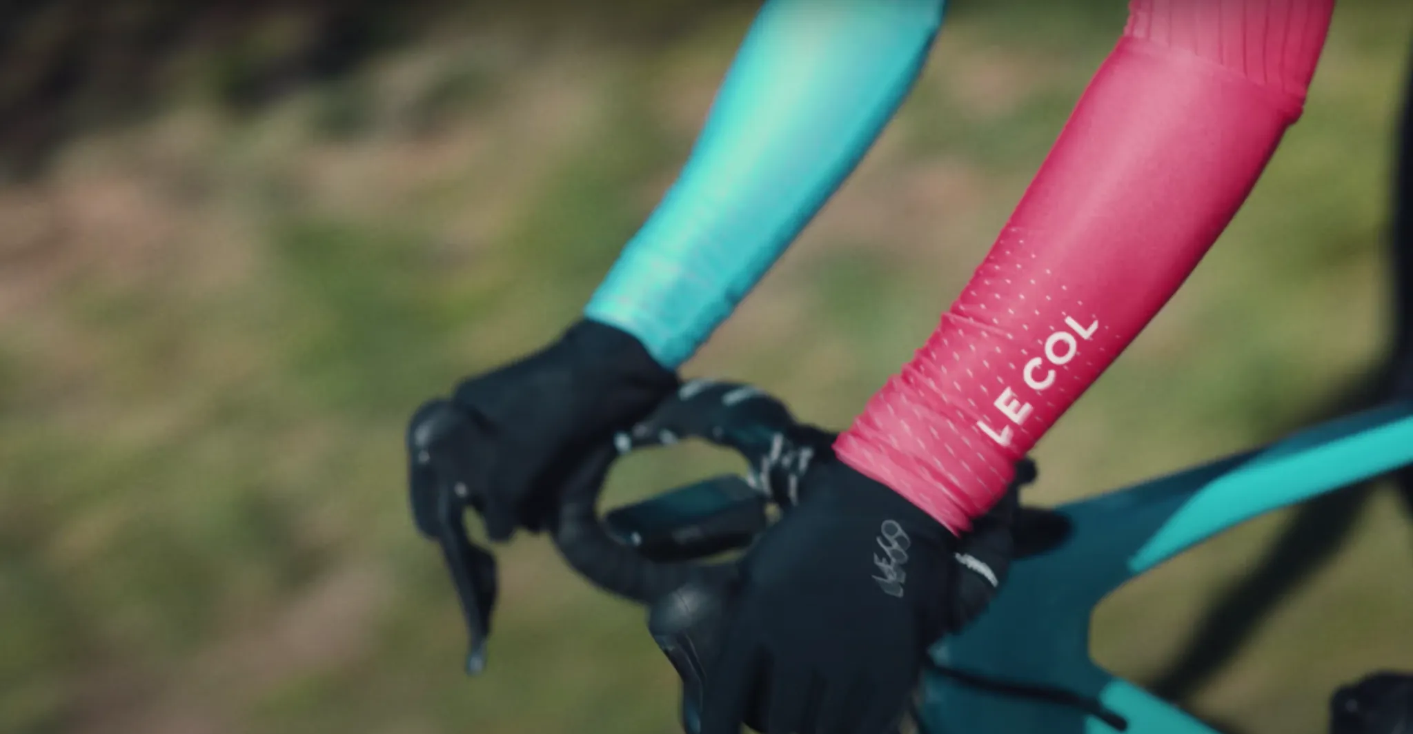 Zoom sur guidon et équipement de cycliste