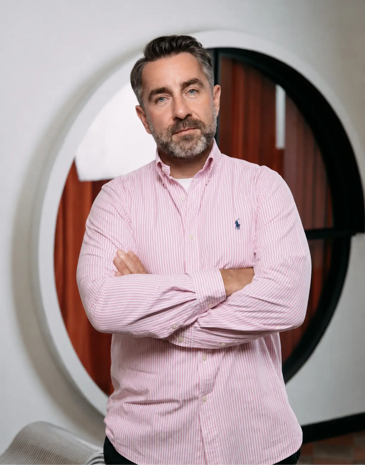 Portret mężczyzny w różowej koszuli, stojącego w biurze