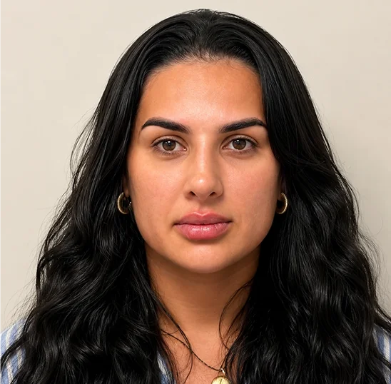 Retrato de rosto da mesma jovem depois do procedimento estético
