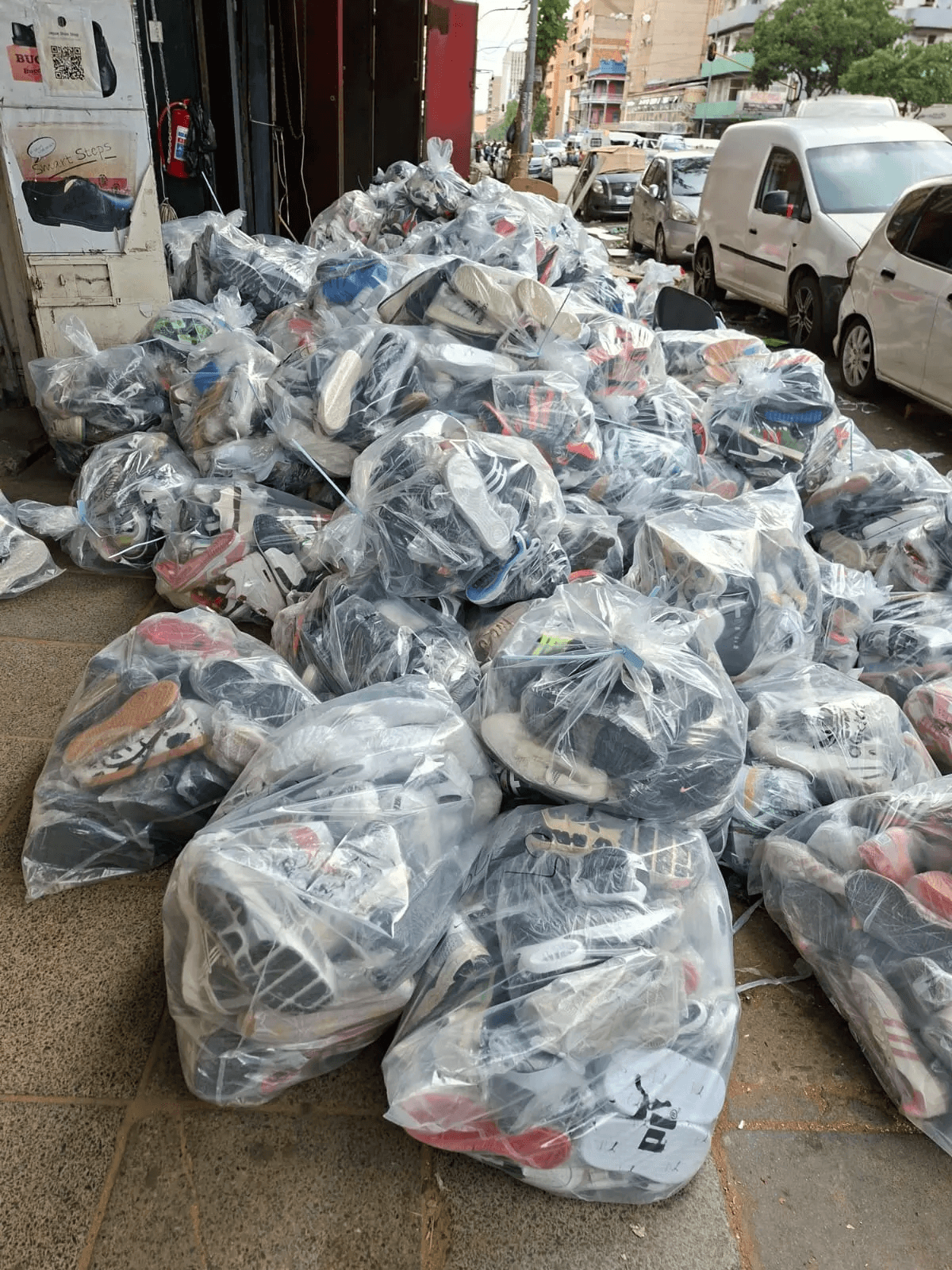 Photo:R350m illicit goods seized, 33 arrested nationwide – South African Daily