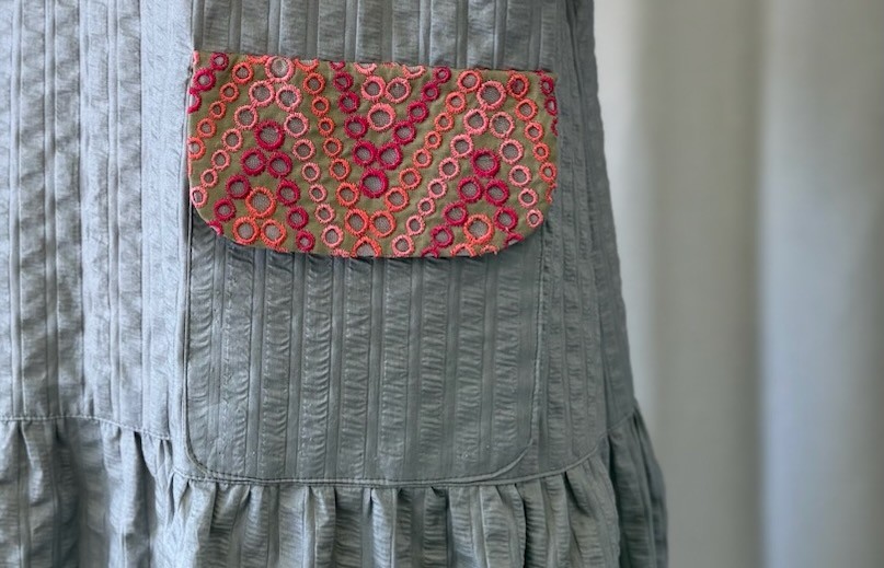 刺繍フラップの秘密のファスナーポケット｜大阪のオーダーメイドのティアードワンピース