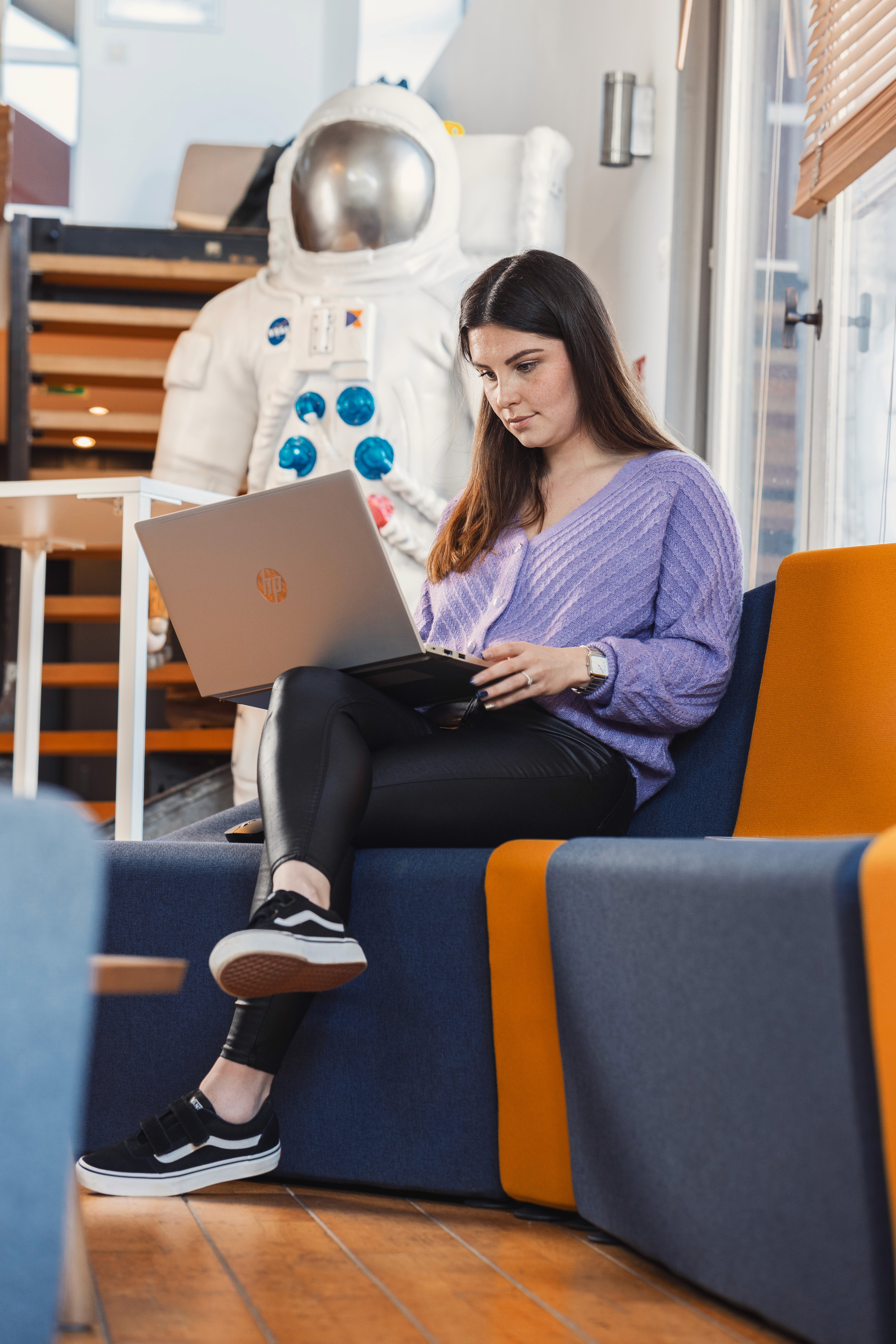femme en train de travailler sur son ordinateur