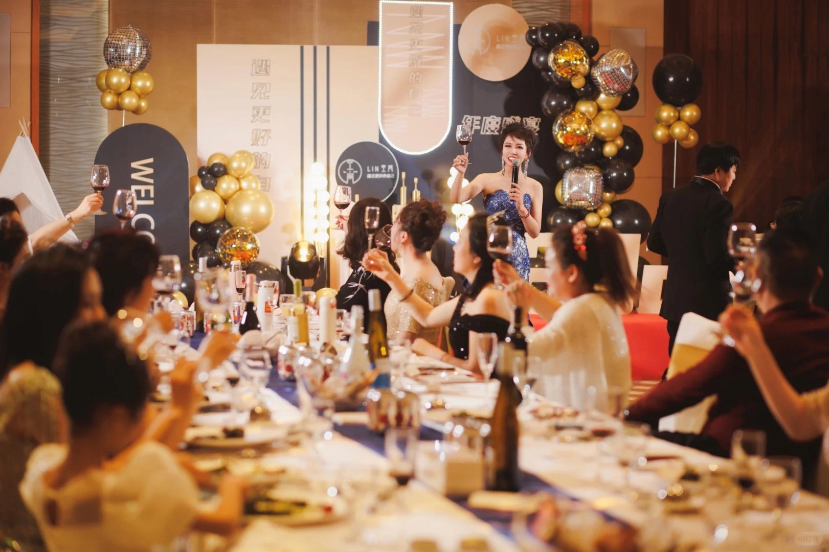 BW Event 360 策劃的企業 VIP 品酒會，嘉賓在黑金氣球佈置下舉杯慶祝，展現專業一站式活動統籌。