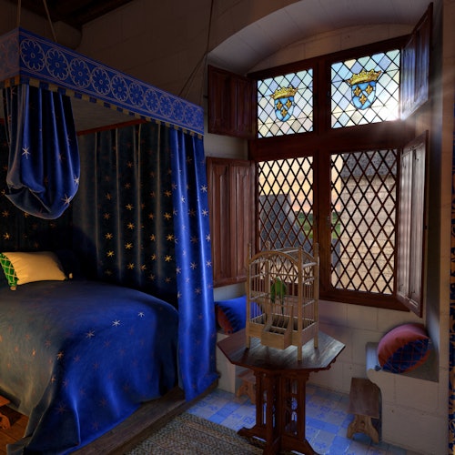 Dormitorio de estilo medieval con una cama con dosel azul, ventana de madera ornamentada, vidrieras y una jaula de pájaros sobre una pequeña mesa.
