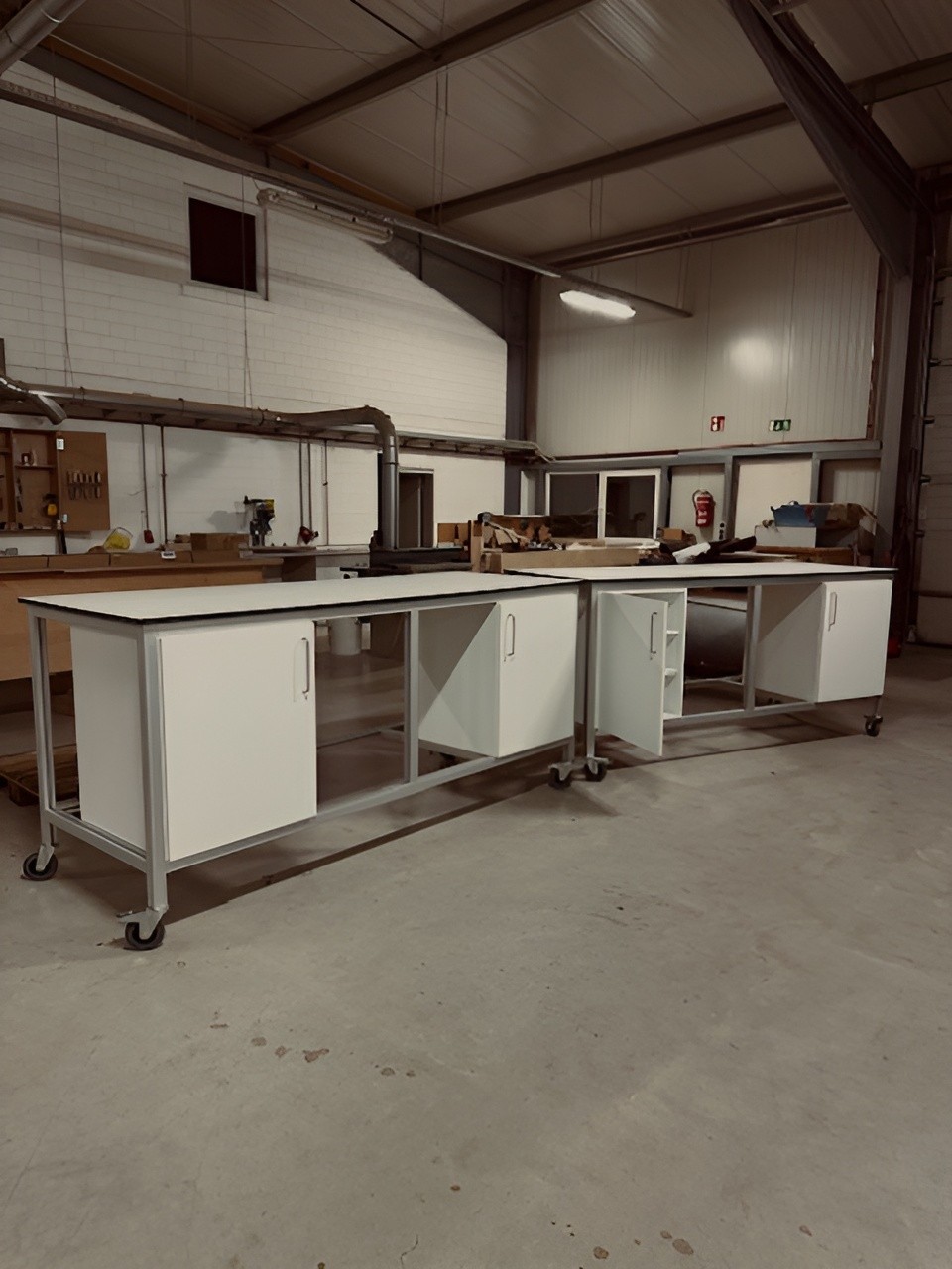 2 Arbeitstische auf Rollen