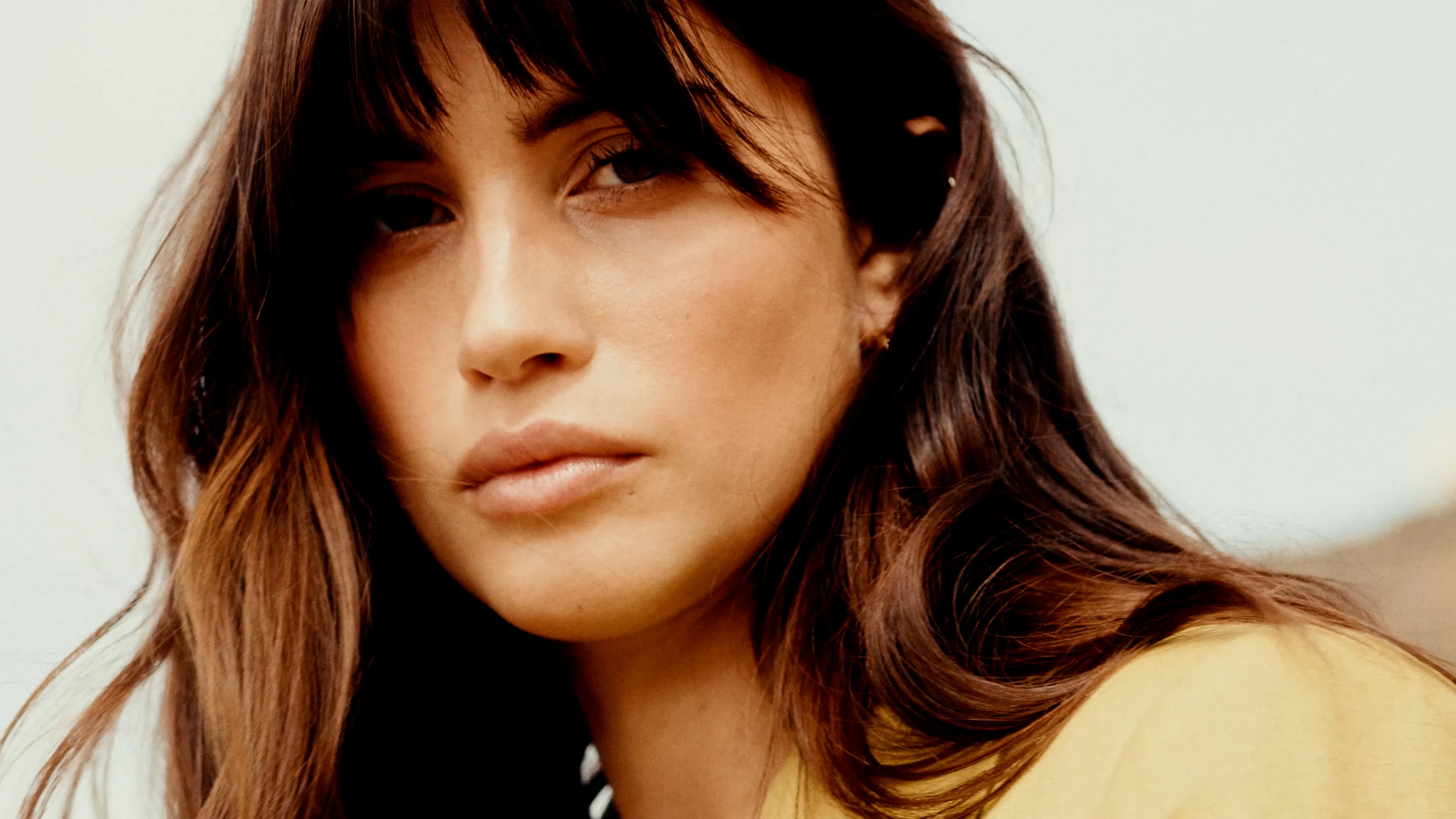 close focus model mint velvet by joris favraud