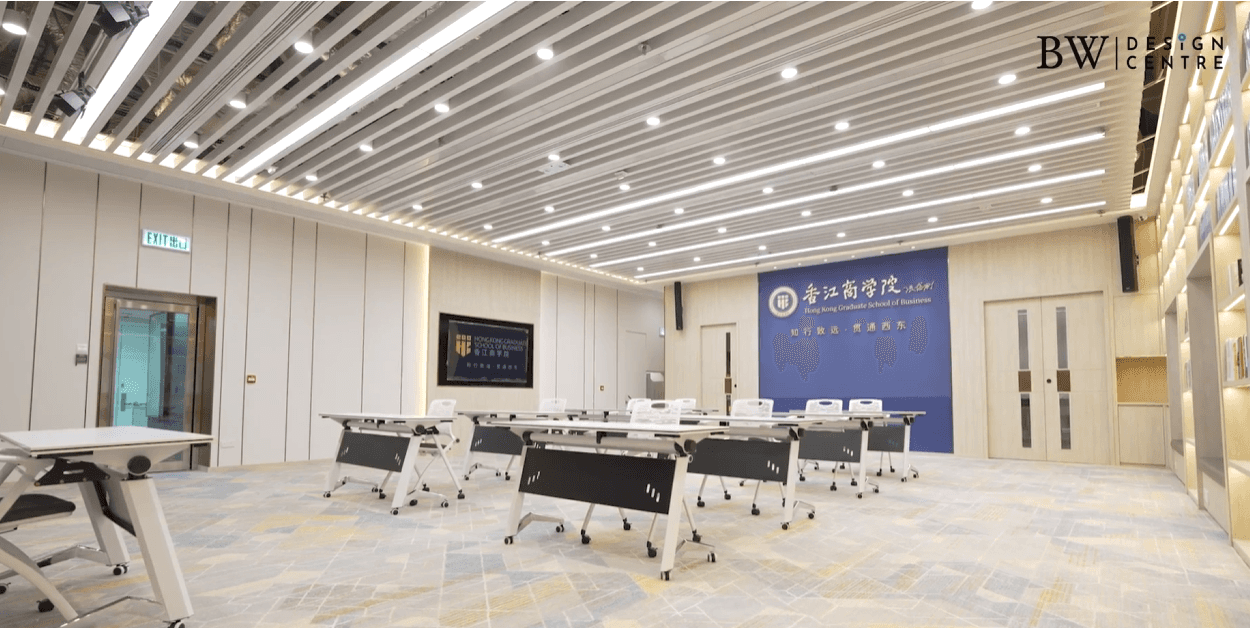 香港商學院的靈活佈局研討會教室，藍色品牌牆前設有可移動式桌椅，專為MBA課程和企業培訓設計。