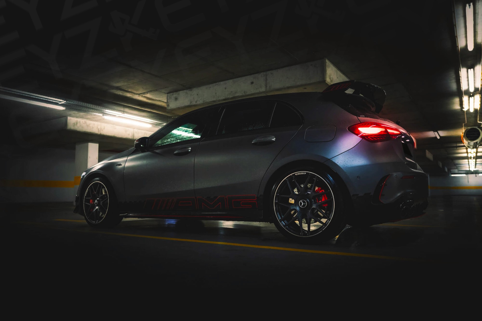 Vue extérieure arrière Mercedes A45 S AMG Gris – Location Sportive à Dubaï | Keyz Rent