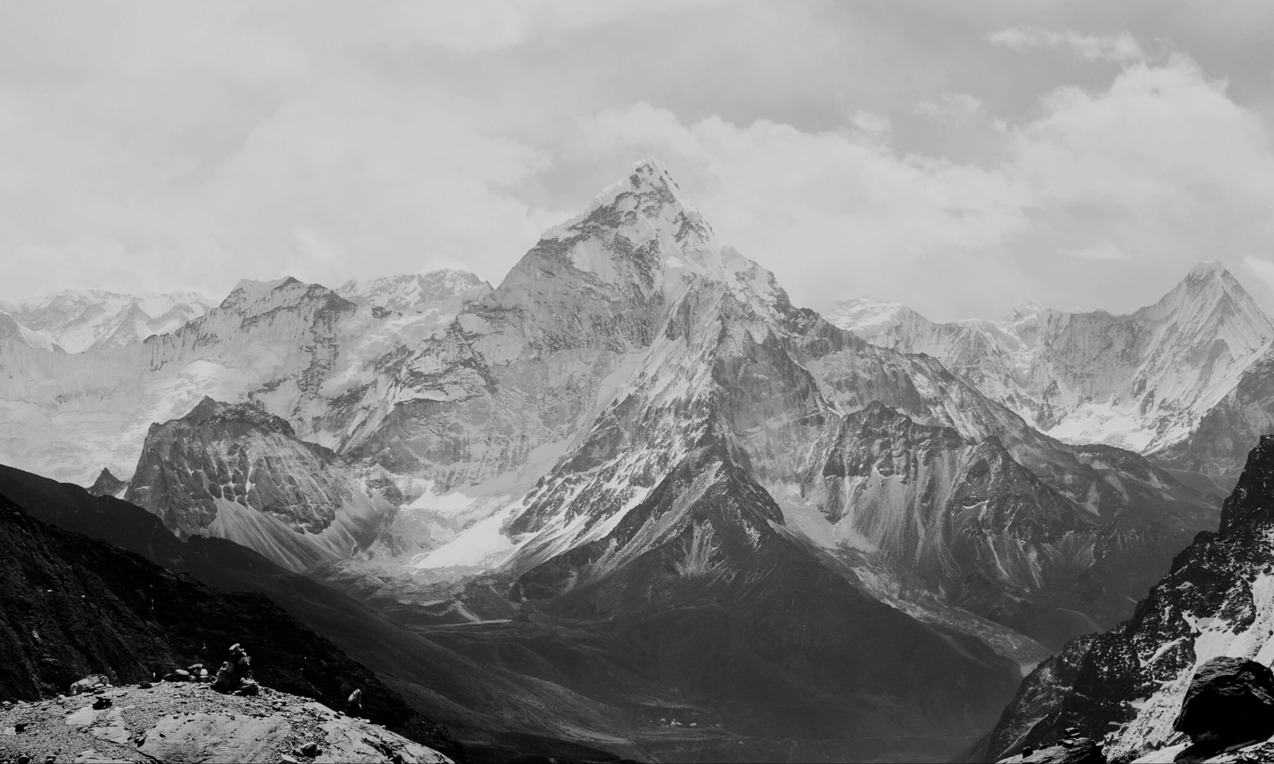 Sort-hvidt bjerglandskab med citat om 2Nørders opstart og modstand mod sælgersnak i midten