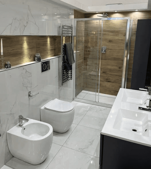 Bagno molto elegante rifinito con rivestimenti in marmo e box doccia in cristallo