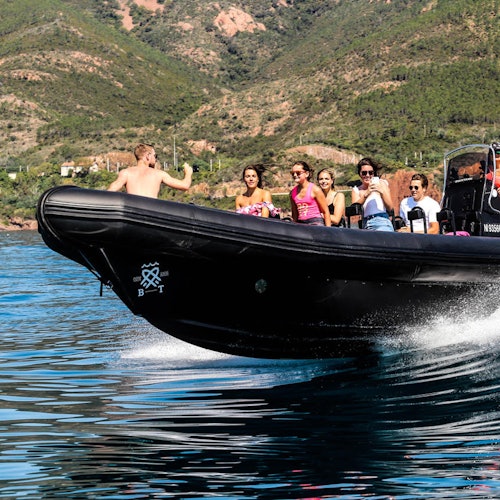 Vår svarte RIB-båt