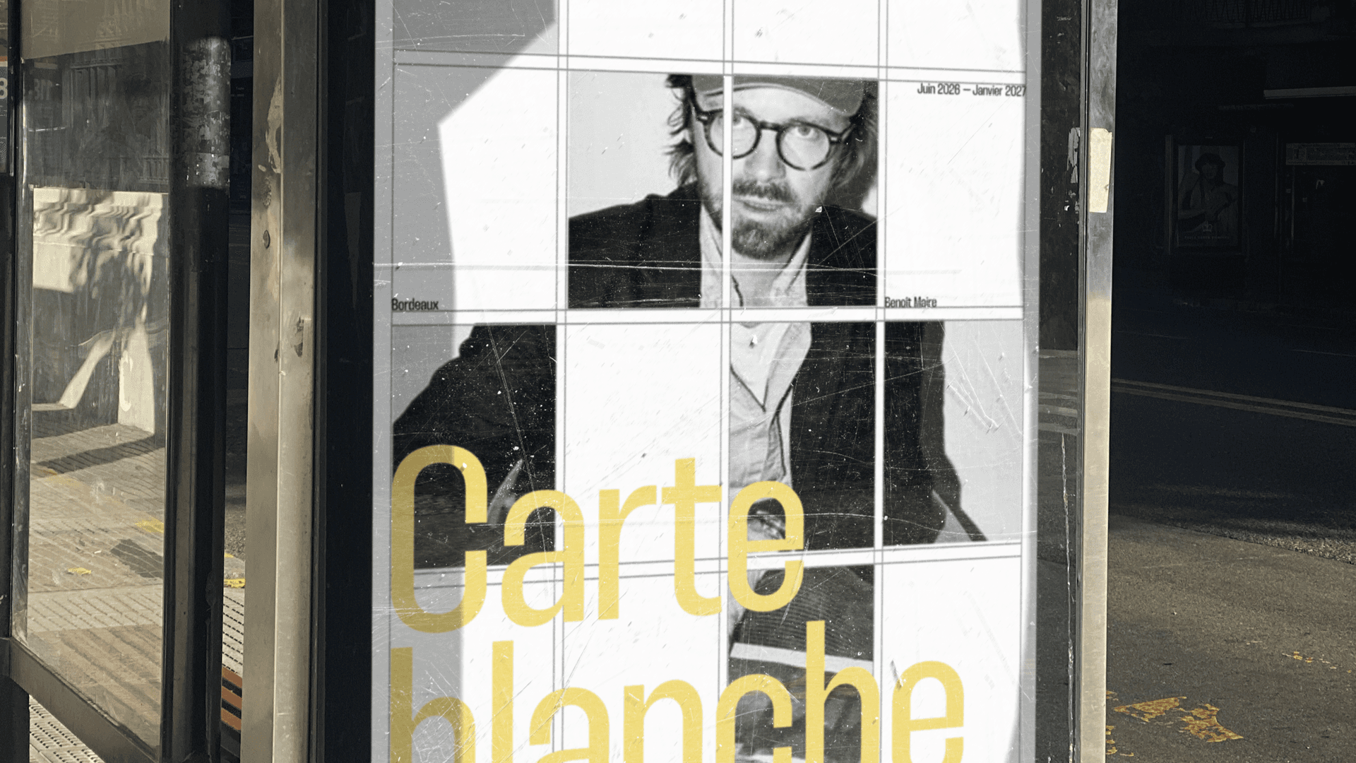 Affiche de l’exposition Carte Blanche de Benoit Maire, affichant une typographie moderne et un visuel minimaliste. Cette image reflète l’approche contemporaine du madd-bordeaux, où le design se fait témoin d’une vision artistique audacieuse, tout en restant ancré dans la tradition.