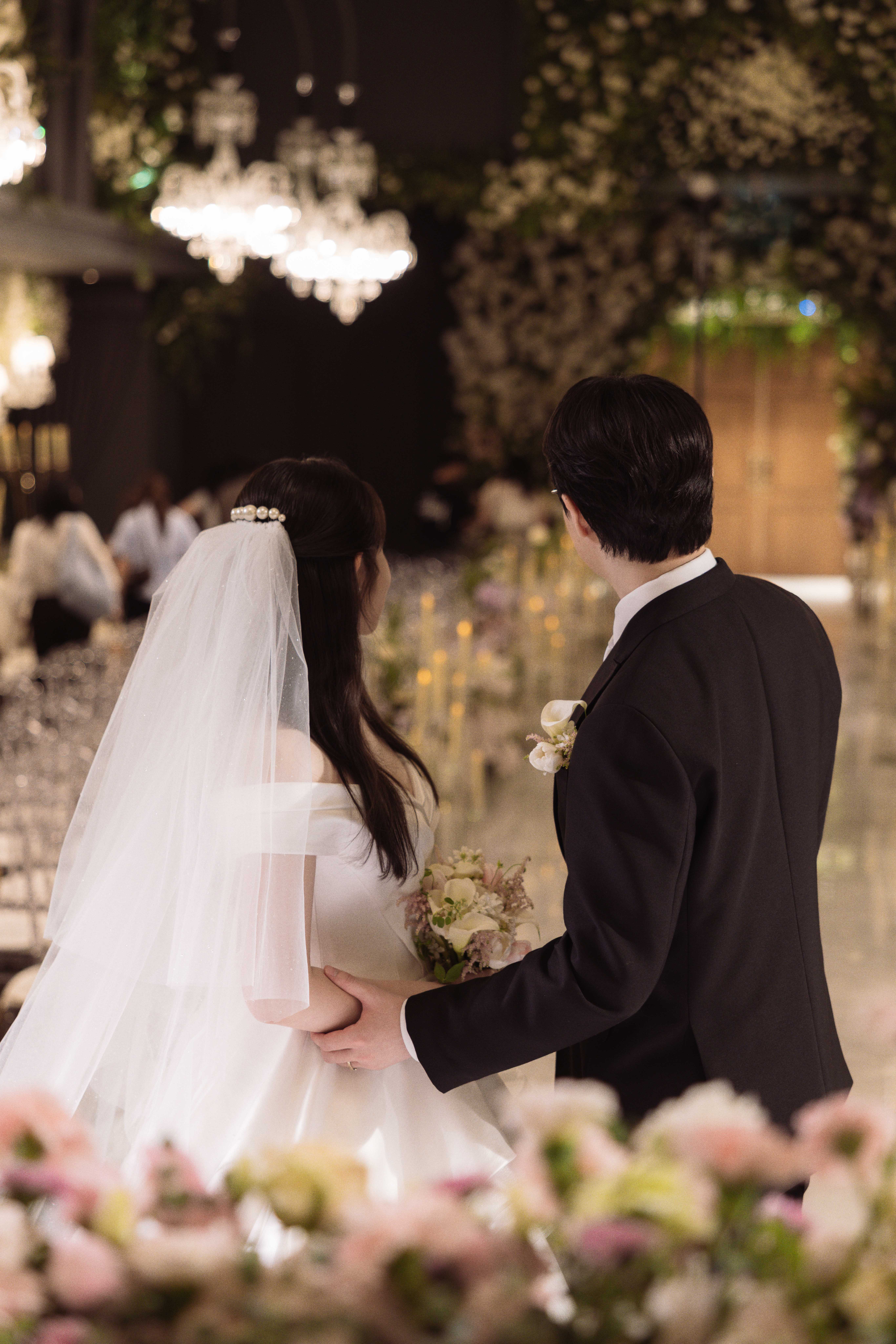강서 웨딩홀 더베뉴지 베뉴지홀 본식서브스냅 후기 | 오프그리드가 담아낸 유럽풍 홀의 금빛 감성