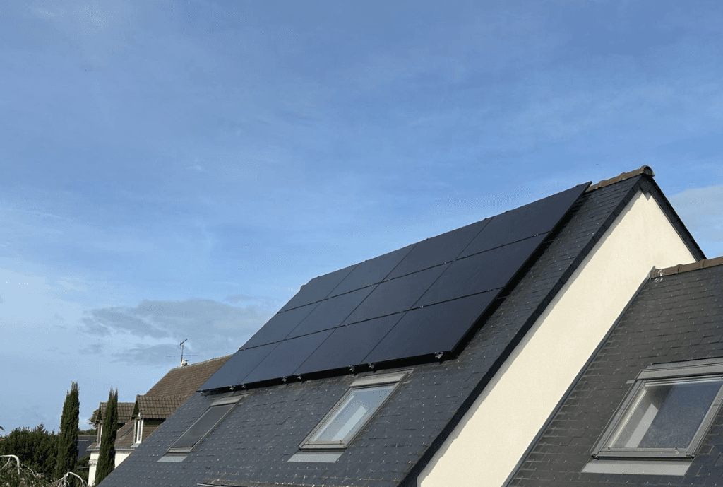 Photo d'un toit d’une maison à Artannes-sur-Indre équipée de panneaux photovoltaïques dont l'installation a été faite par Solarock.