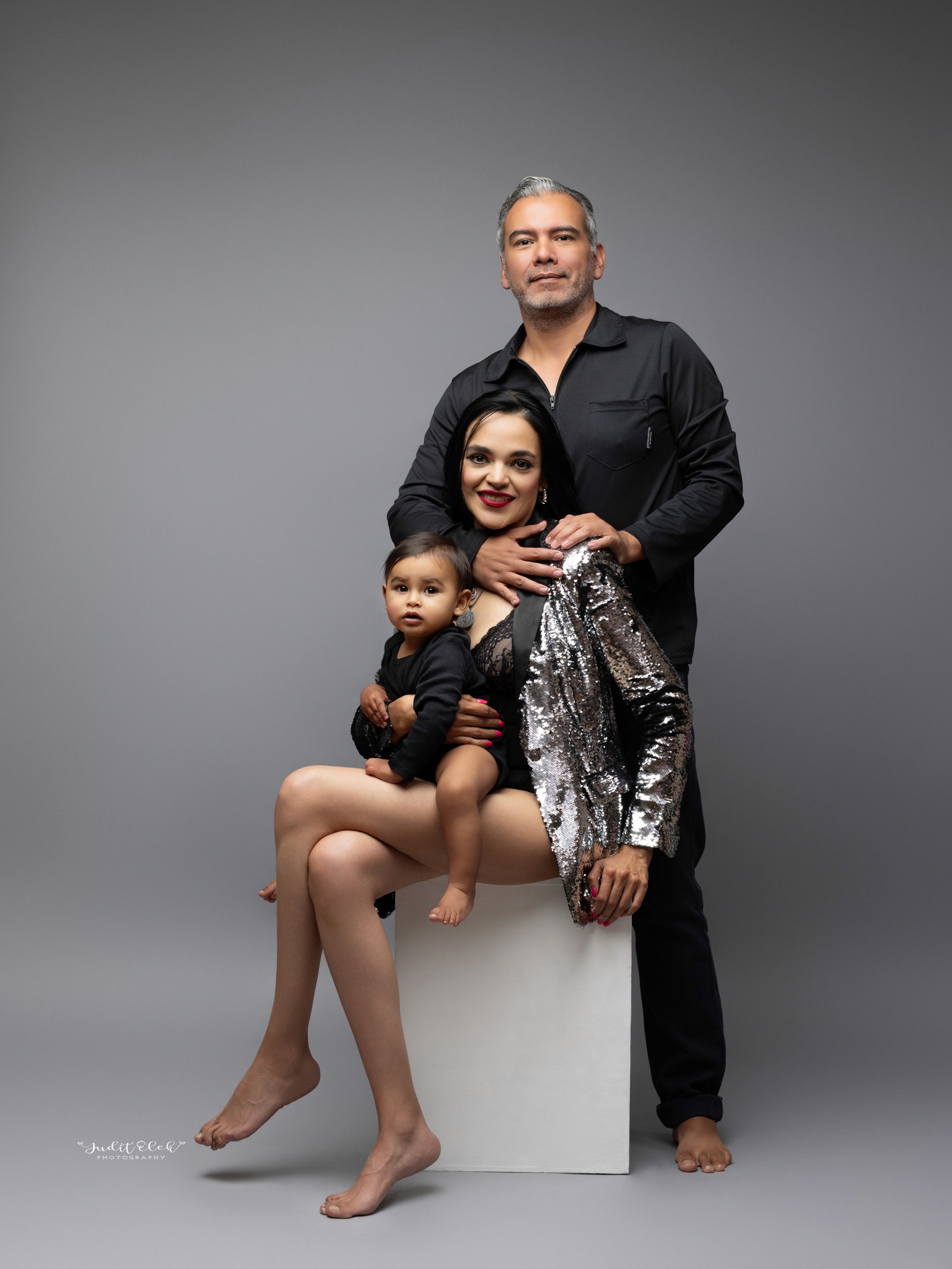 retrato familiar atemporal en estudio fotográfico