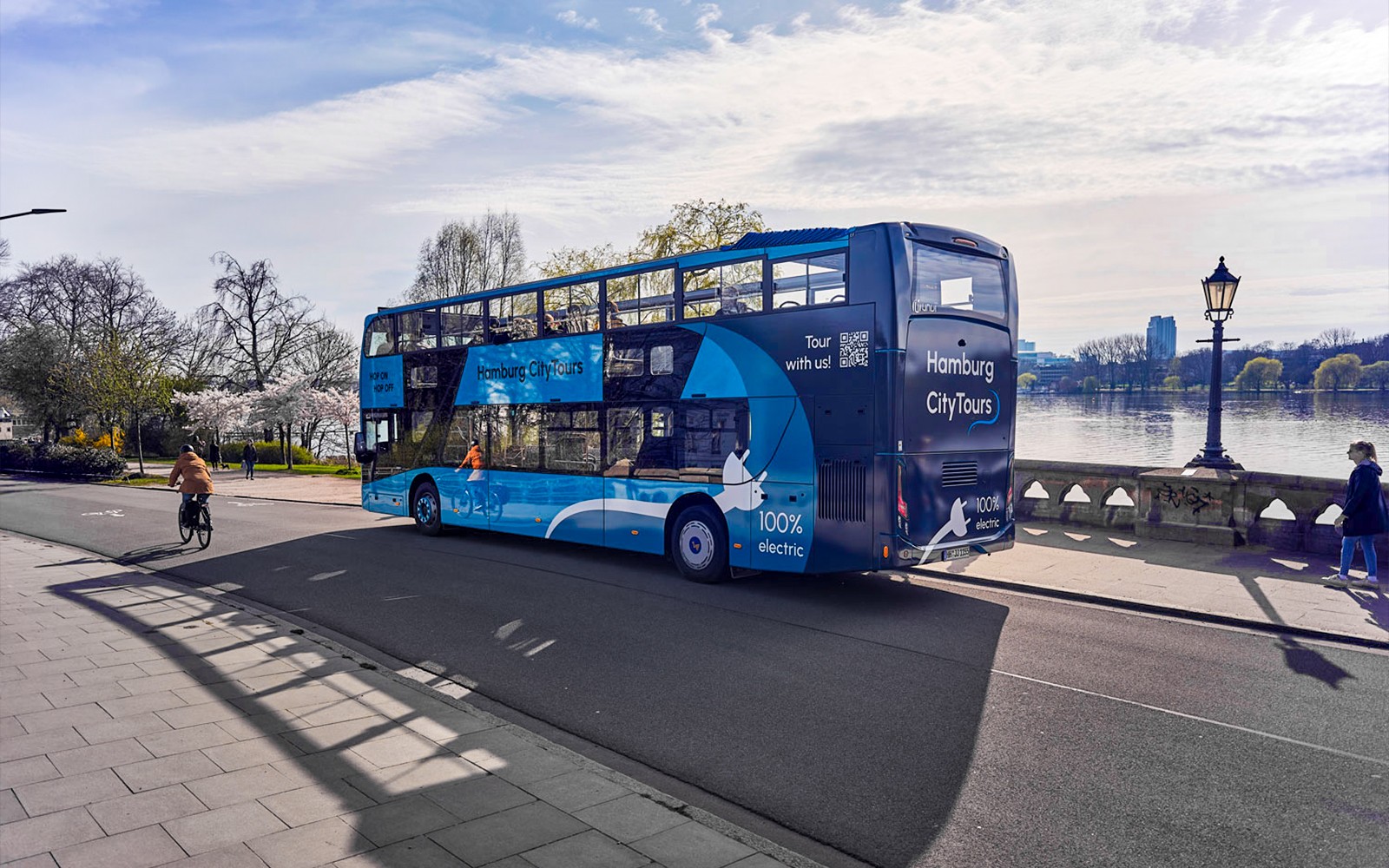 Elektrisk dobbeltdækkerbus på Hamburgs byturbane nær Alstersøen.