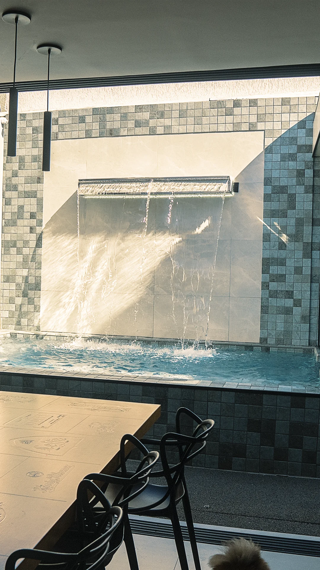 Piscina interna Garden com cascata de parede e acabamento em pastilhas
