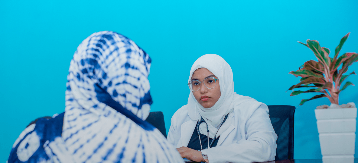 A clinician speaking with a patient at a Medikea outpatient clinic.
