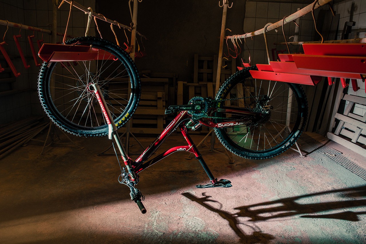 rower zawieszony do góry kołami