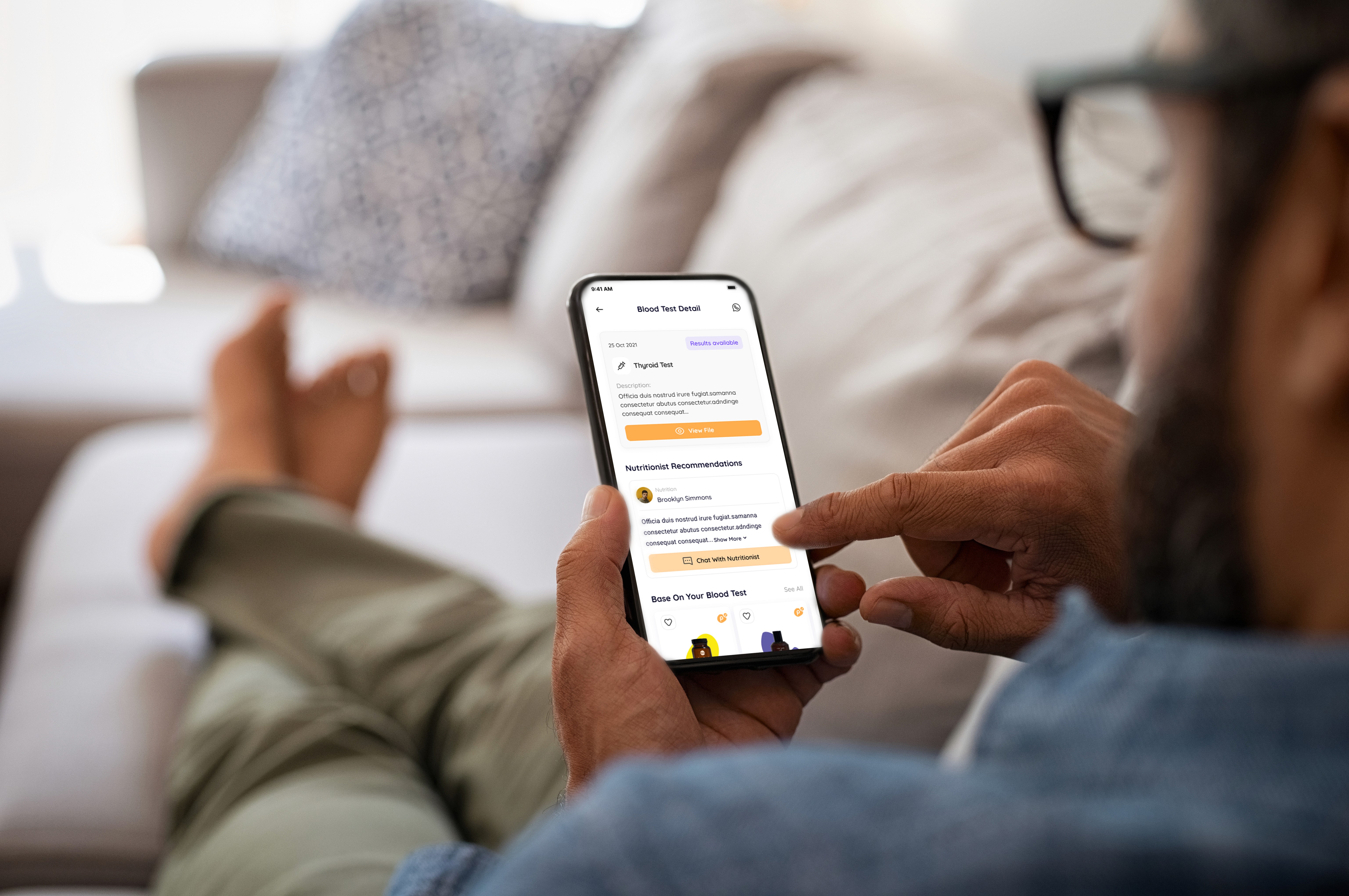رجل يستخدم تطبيق بروفن موبايل الذي تم تطويره بواسطة نيزك