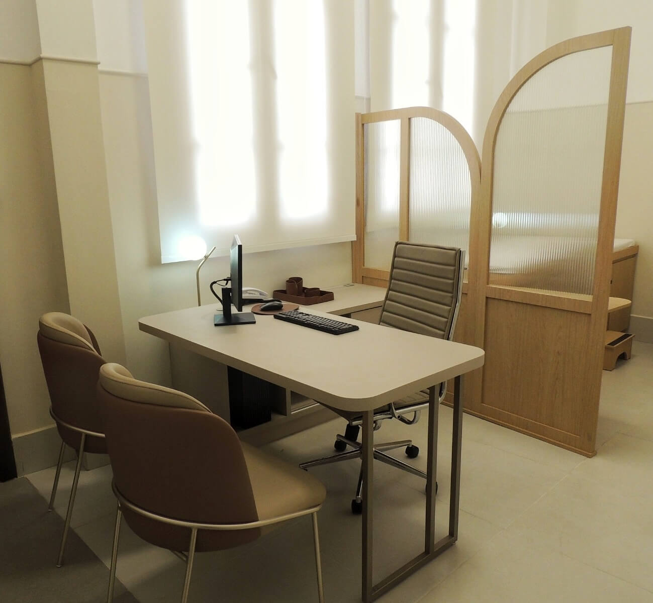 Interior do consultório médico do Centro Médico Silva Jardim em Curitiba